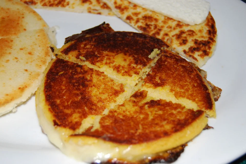 Arepas con queso serving inspiration