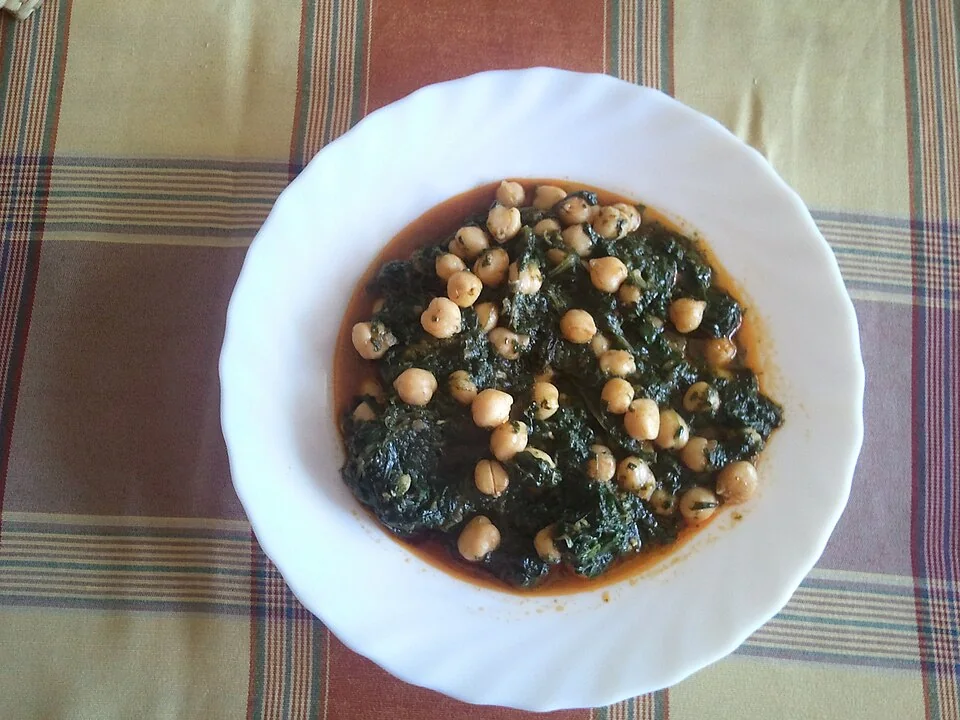 Espinacas con garbanzos serving inspiration
