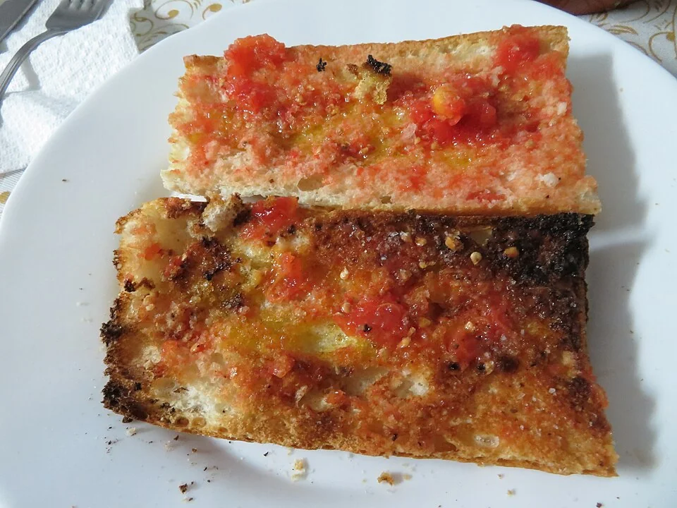 Pan con tomate serving inspiration