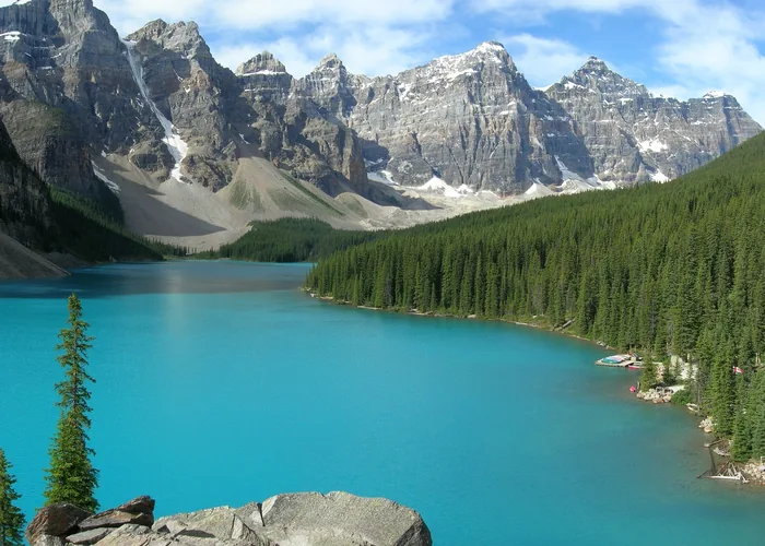 Turquoise Moraine Lake beneath the peaks of Banff National Park