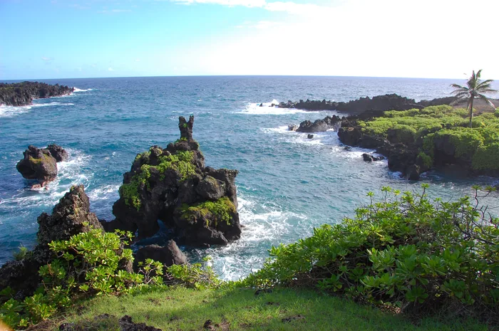 Volcanic shoreline and turquoise surf at Waiʻānapanapa State Park, Maui